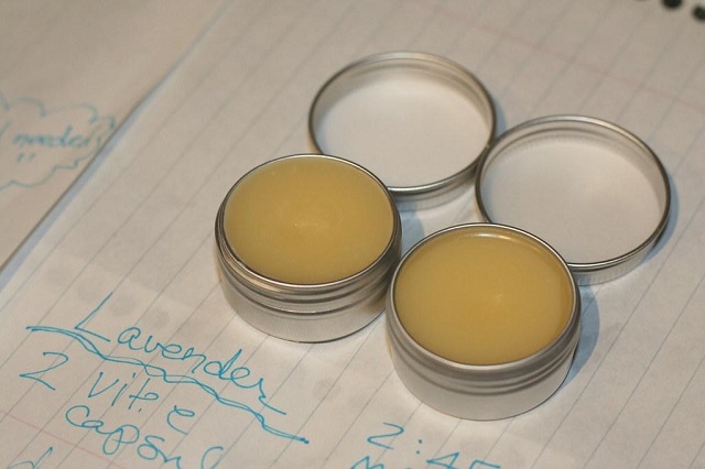 DIY Vaseline-Based Lip Gloss